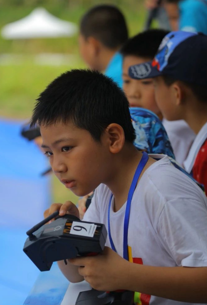小車手們聚精會(huì)神地控制車輛